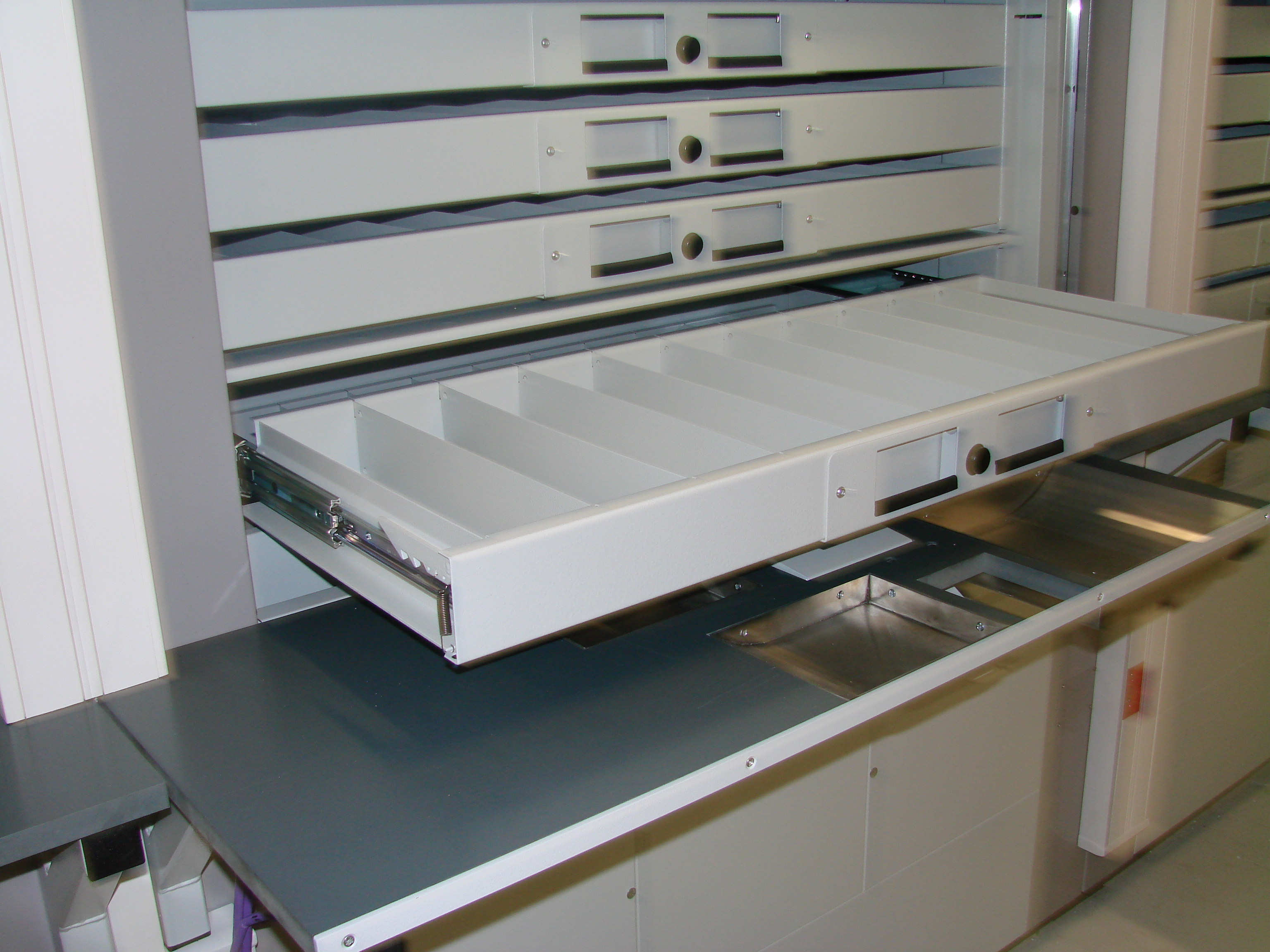 Compartmented telescopic drawers